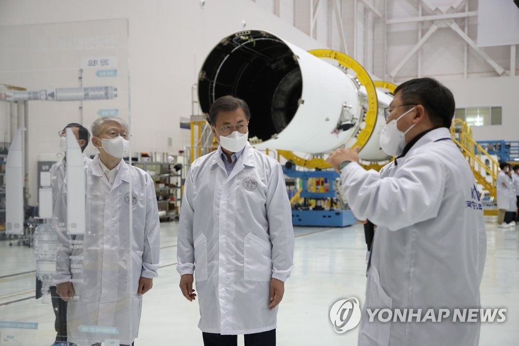 President Moon Jae-in (C) receives a briefing on South Korea's Nuri space rocket under development during a visit to the Naro Space Center in Goheung, South Jeolla Province, 473 kilometers south of Seoul, on March 25, 2021. (Yonhap)