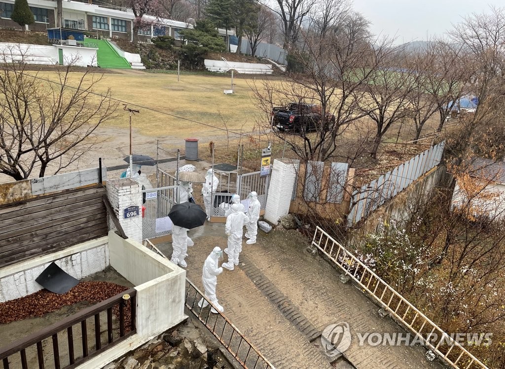 강화도 폐교서 나오는 코로나19 확진자들