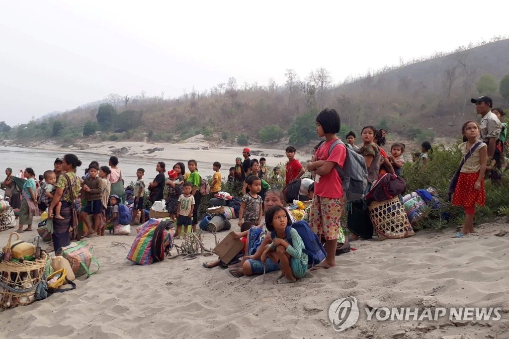 미얀마군 공습 피해 국경 넘어 태국으로 피신한 카렌족