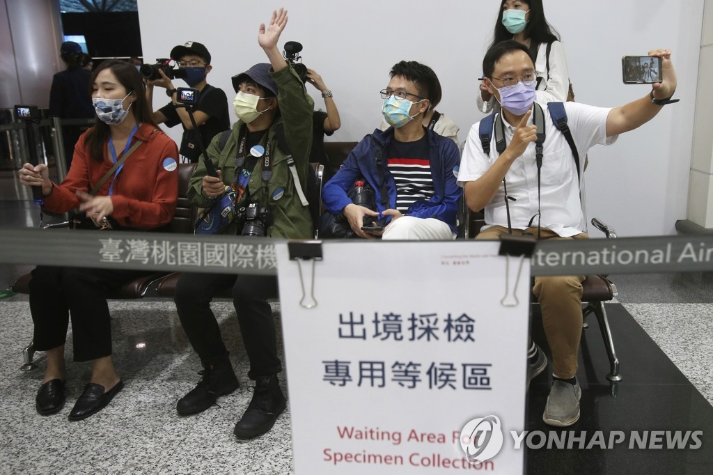 팔라우로 여행을 떠나는 첫 대만 관광객들이 1일 타오위안 국제공항에서 코로나19 검사를 받기 위해 대기하고 있다. [AP=연합뉴스]