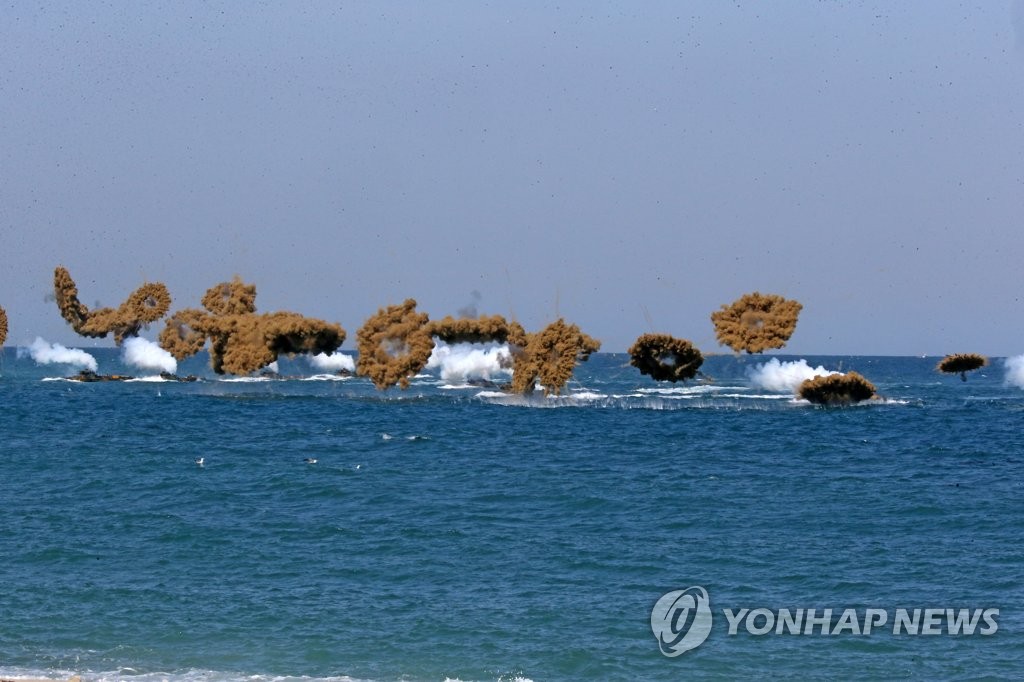 연막탄 속에 상륙훈련