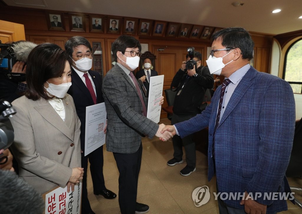 중앙선관위 항의방문한 국민의힘 선대위