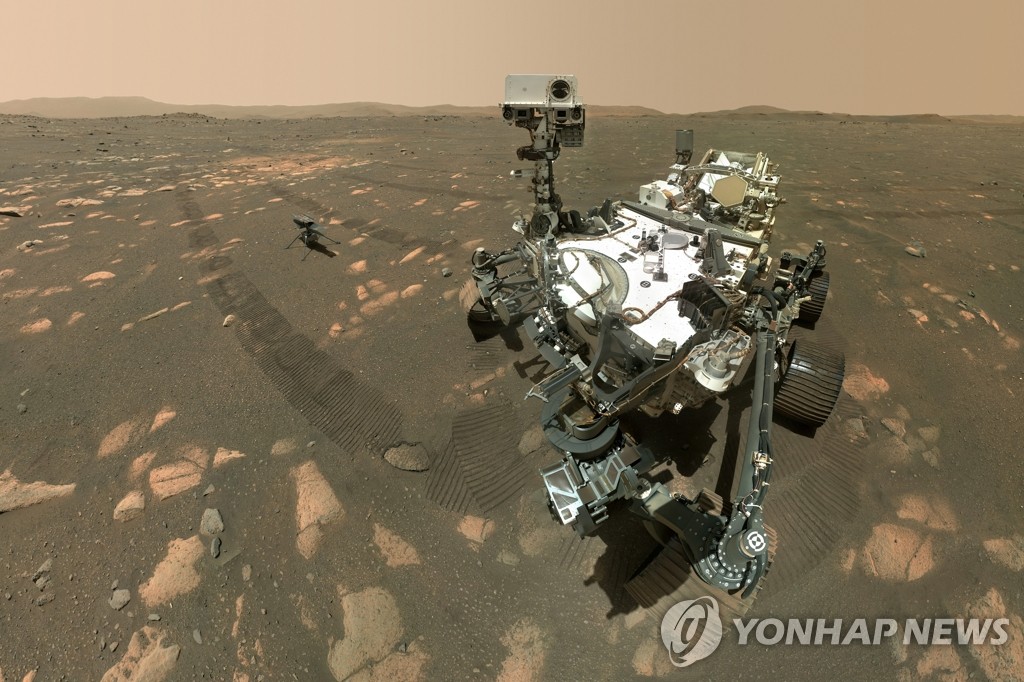 소형 헬기 인저뉴어티와 '셀카'를 찍는 화성 탐사 로버 퍼서비어런스