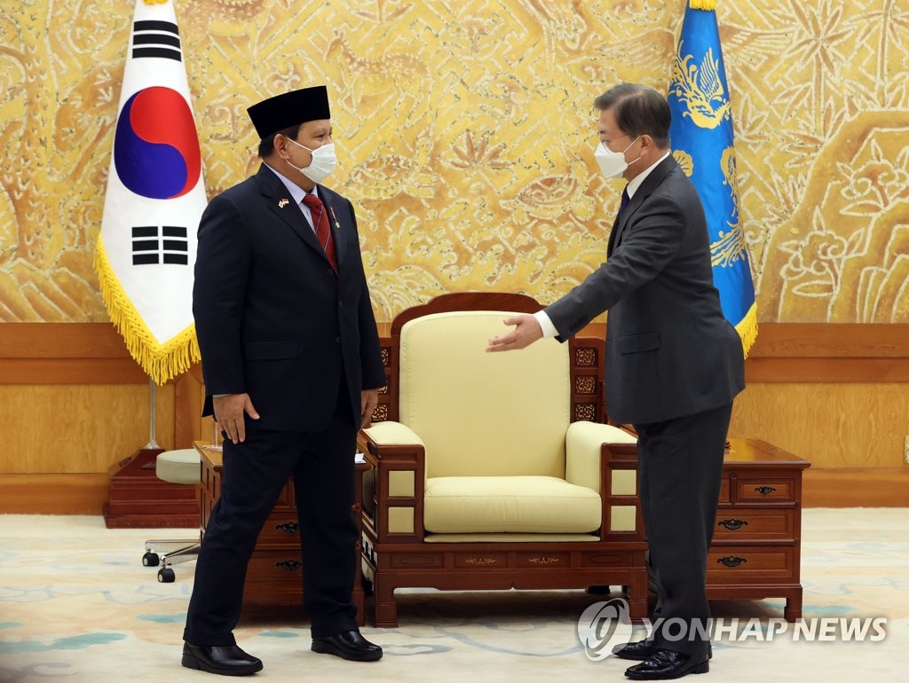 South Korean President Moon Jae-in (R) meets with Indonesian Defense Minister Prabowo Subianto at Cheong Wa Dae in Seoul on April 8, 2021. (Yonhap)