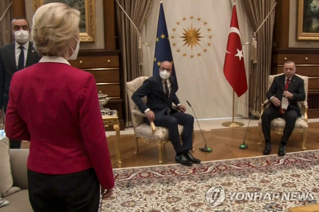 터키 대통령과 회담 자리서 의자 없어 서 있는 EU 집행위원장
