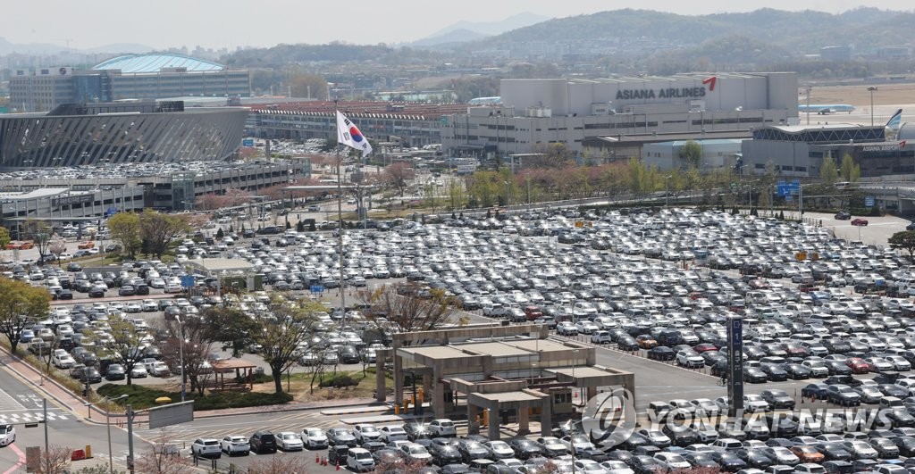 코로나 확산 속 차량 가득한 김포공항 주차장