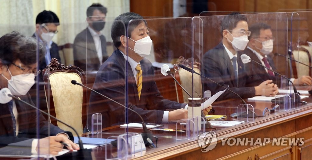 Koo Yoon-cheol (C), head of South Korea's Office for Government Policy Coordination, presides over an emergency meeting at the government complex in Seoul on April 13, 2021, in relation to Tokyo's decision earlier in the day to release radioactive water from the crippled Fukushima nuclear plant into the Pacific Ocean. (Yonhap)