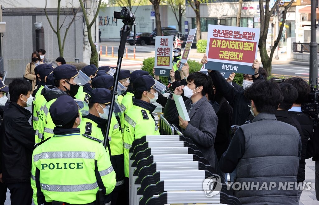 Police block a group of South Korean civic activists in front of the Japanese Embassy in Seoul on April 13, 2021, as they try to convey a letter of protest against the Japanese government's decision earlier in the day to discharge radioactive water from the crippled Fukushima nuclear plant into the Pacific Ocean. (Yonhap)