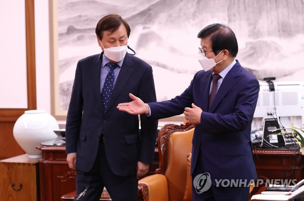 도종환 비대위원장에게 자리 권하는 박병석 국회의장