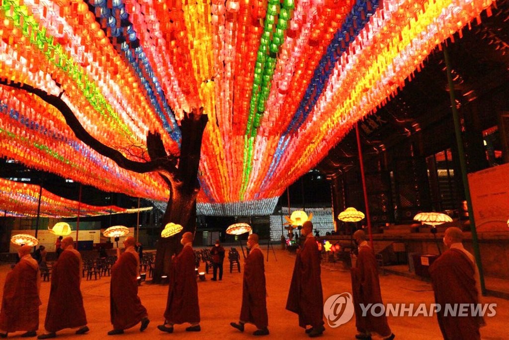 부처님오신날 한 달 앞…조계사 밝힌 '마음 나눔' 연등 행렬