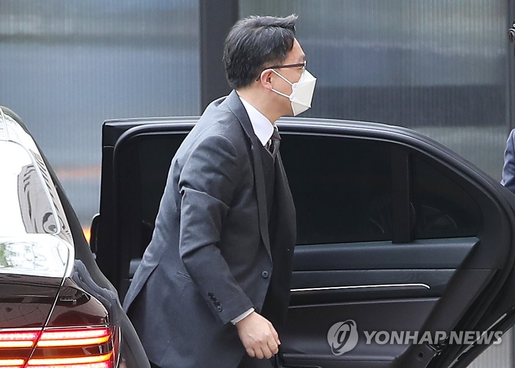 차에서 내리는 김진욱 공수처장