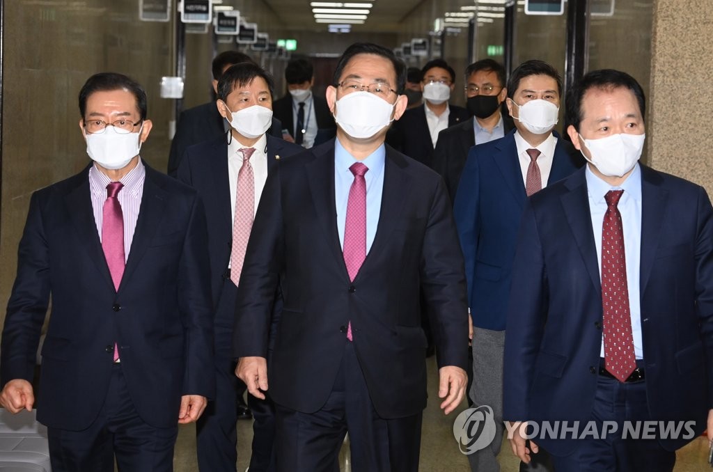 비대위 입장하는 주호영
