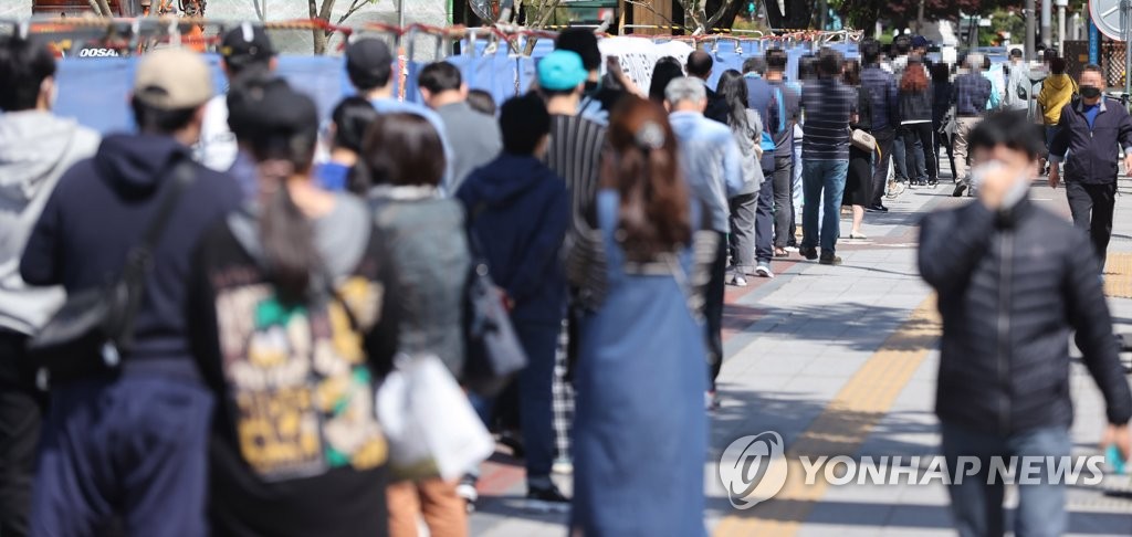 주말 선별진료소 앞 장사진