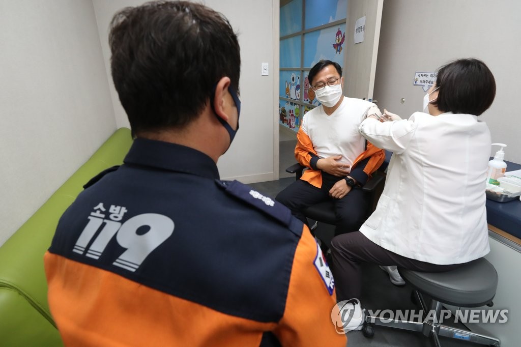 사회필수인력 AZ 백신 접종 시작
