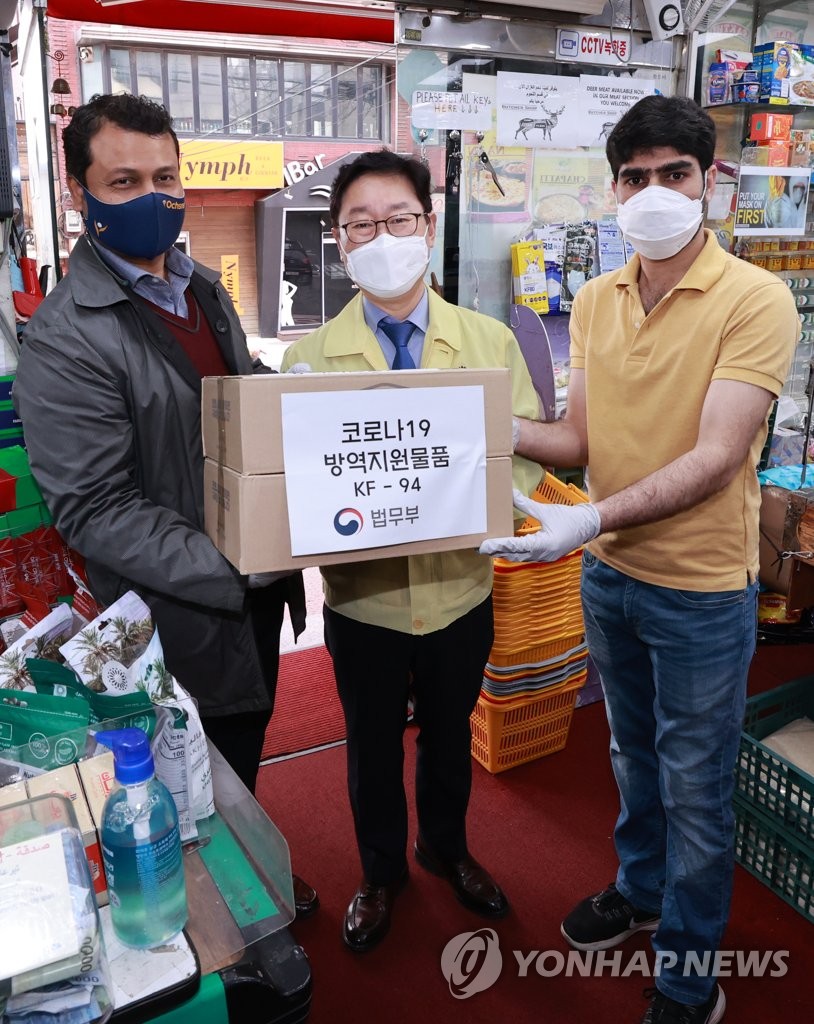 Justice minister visits restaurant district