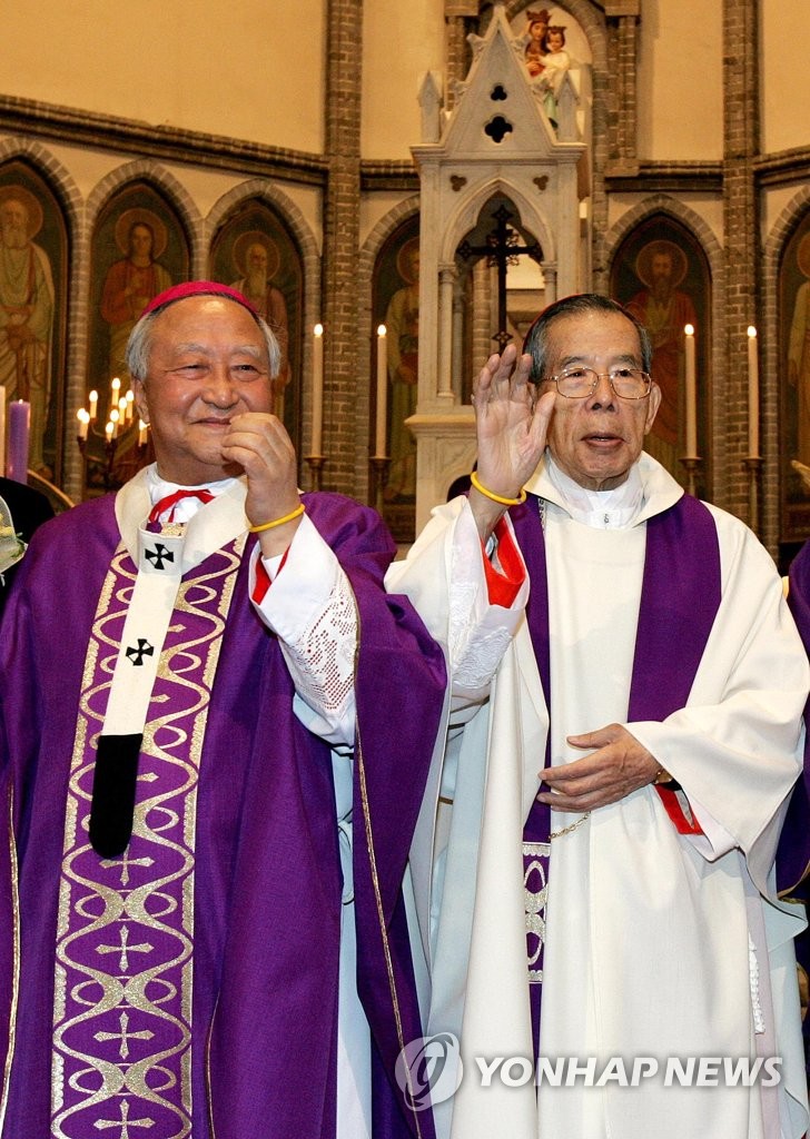 In this file photo taken in December 2005, Cardinal Nicholas Cheong Jin-suk (L) and Cardinal Stephen Kim Sou-hwan participate in a Mass. (Yonhap)