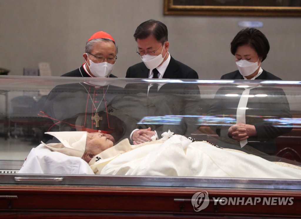 Le président Moon Jae-in et son épouse Kim Jung-sook se sont rendus en la cathédrale de Myeongdong à Séoul, le jeudi 29 avril 2021, pour présenter leurs condoléances suite au décès du cardinal Nicholas Cheong Jin-suk, ancien archevêque catholique de Séoul.