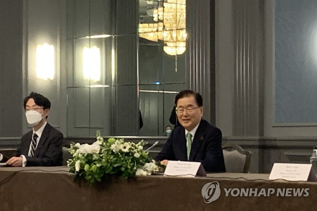 Foreign Minister Chung Eui-yong (R) attends a trilateral meeting with his U.S. and Japanese counterparts, Antony Blinken and Toshimitsu Motegi, on the sidelines of a Group of Seven gathering in London on May 5, 2021. (Yonhap) 