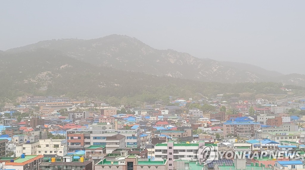 Fine dust hits western coast Fine dust hits western coast