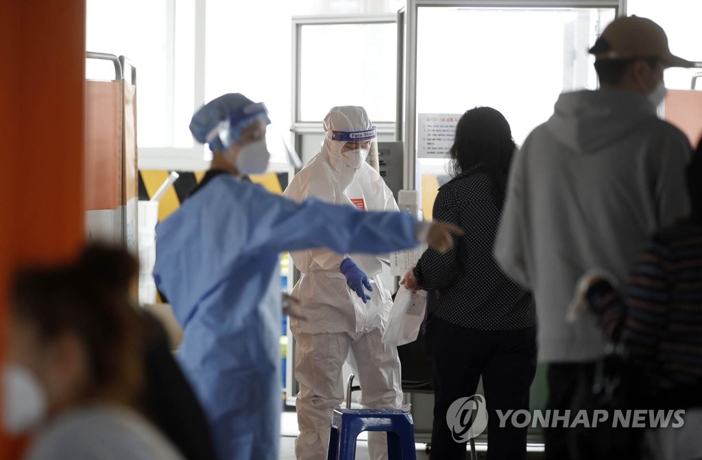 Residents receive coronavirus tests at a makeshift clinic in Gwangju, 330 kilometers south of Seoul, on May 7, 2021. (Yonhap)