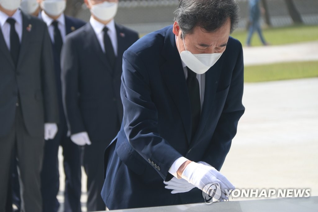 5·18 묘지 참배하는 이낙연 전 대표