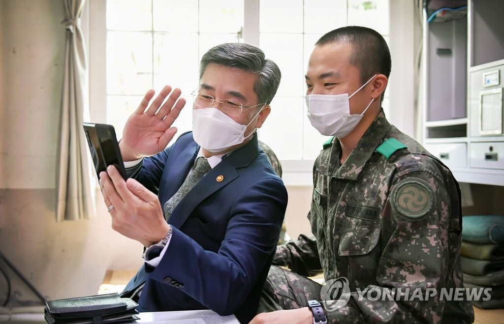 Defense minister visits boot camp Defense minister visits boot camp