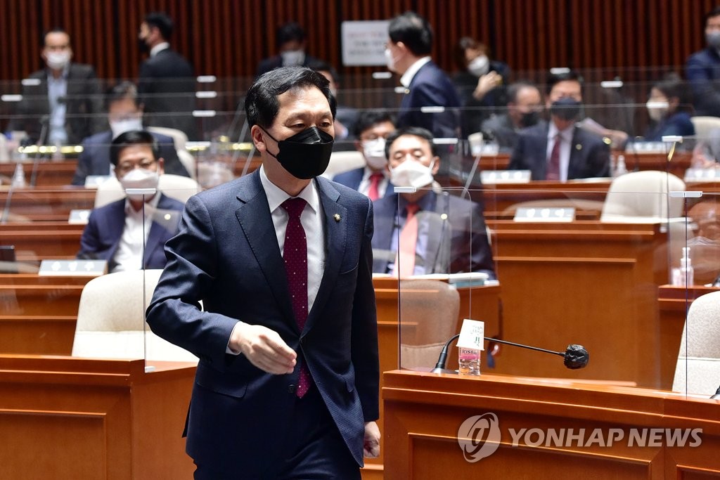 심각한 표정의 김기현