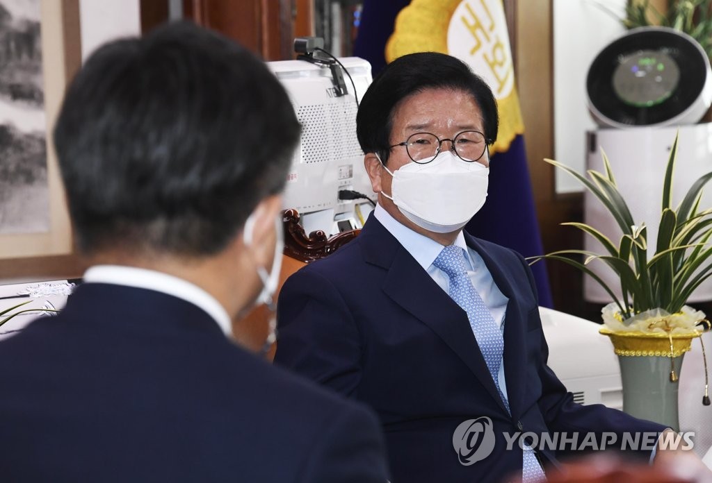 윤호중 원내대표와 대화하는 박병석 국회의장
