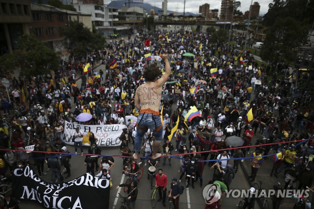 반정부 시위 동참하는 콜롬비아 줄타기 예술가