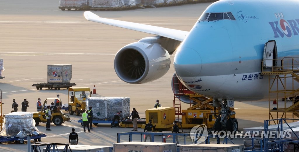 COVID-19 vaccines from AstraZeneca are unloaded from a cargo plane at Incheon International Airport, west of Seoul, on May 13, 2021. The plane carried 835,000 doses provided under the World Health Organization's global vaccine COVAX Facility project.(Yonhap)