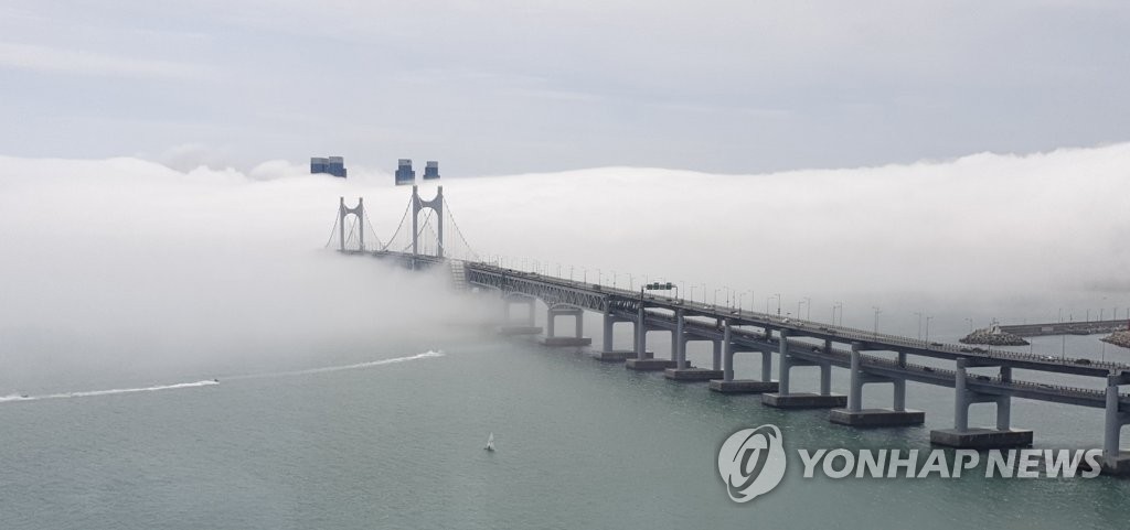 지난 5월 14일 오후 부산 광안대교 위로 해무가 짙게 깔린 모습. [연합뉴스 자료사진]