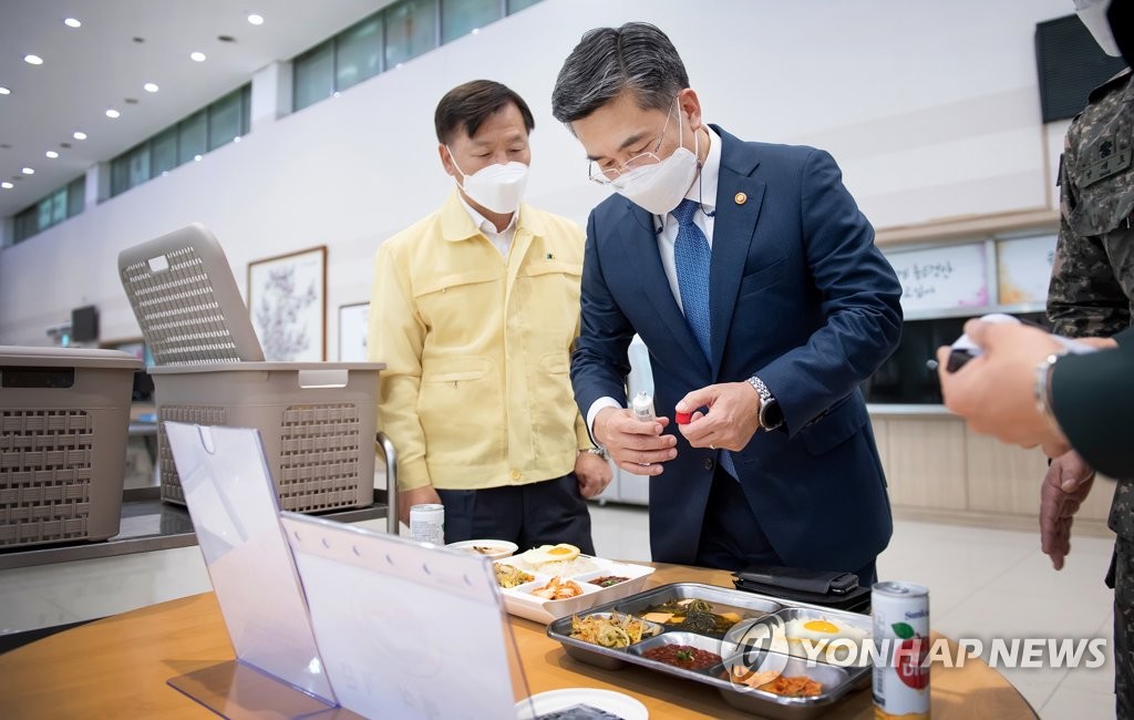 Defense Minister Suh Wook (C) inspects meals for service members at a unit in Seoul on May 14, 2021, in this photo provided by his office. (PHOTO NOT FOR SALE) (Yonhap)