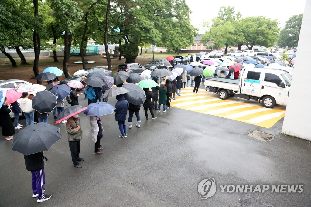 길게 줄 선 경주시민