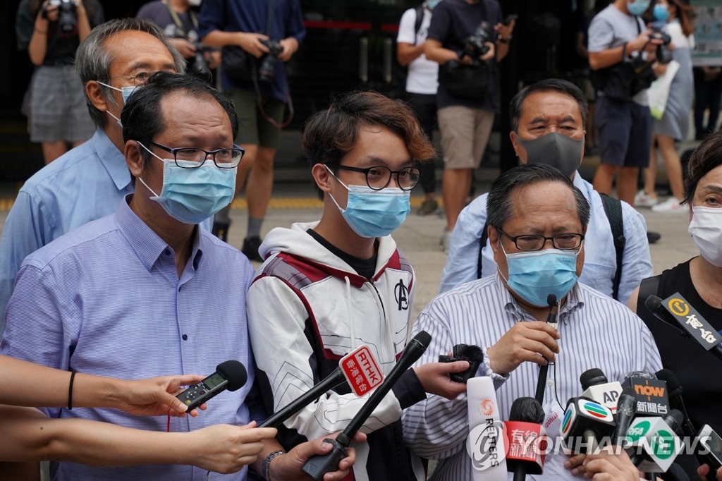 '불법집회' 재판 관련 기자회견하는 홍콩 민주진영 인사들