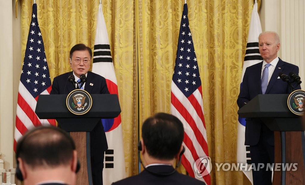 El presidente surcoreano, Moon Jae-in (izda.), y el presidente estadounidense, Joe Biden, hablan durante una conferencia de prensa conjunta, el 21 de mayo de 2021 (hora local), en la Casa Blanca, en Washington.
