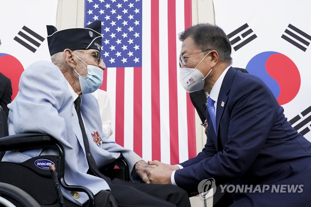참전용사들과 인사하는 문재인 대통령