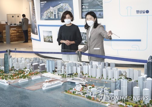 나경원, 부산항 북항재개발홍보관 방문