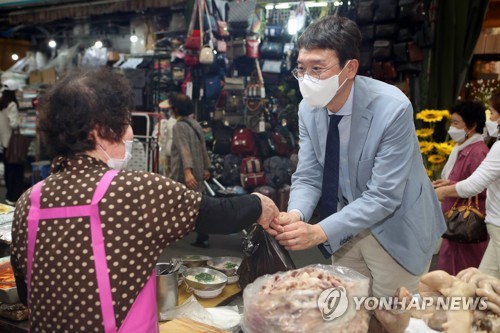 서문시장에서 물건 사는 김웅 의원