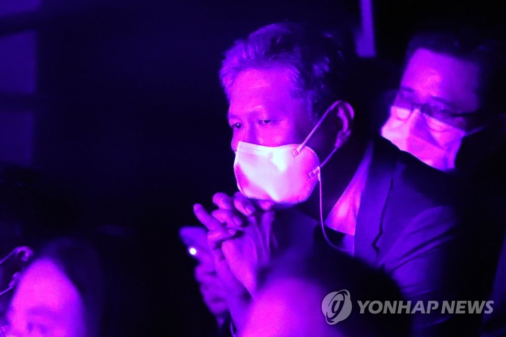 5·18연극 관람하는 '노태우 아들'