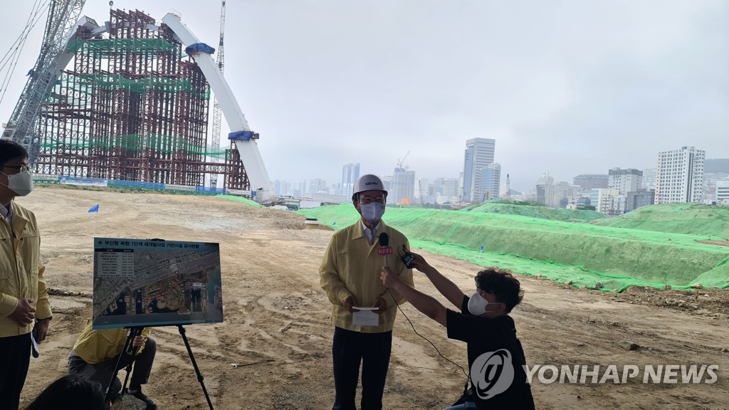 부산 북항 재개발 공사현장 찾은 문성혁 장관