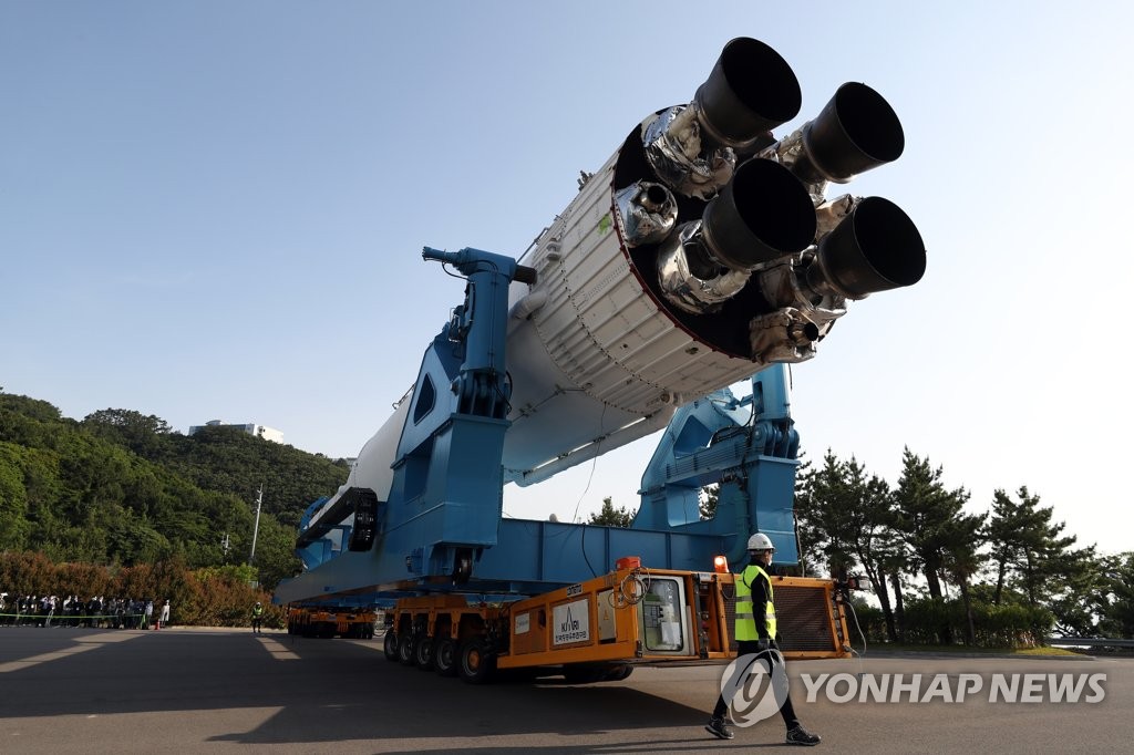 A model of South Korea's space launch vehicle Nuri is being transported to its launch pad at the Naro Space Center in Goheung, 473 kilometers south of Seoul, in this file photo taken on June 1, 2021. (Yonhap)