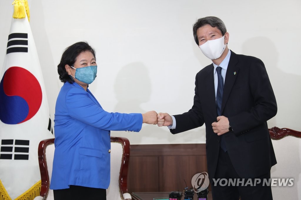 현정은 회장과 인사하는 이인영 장관