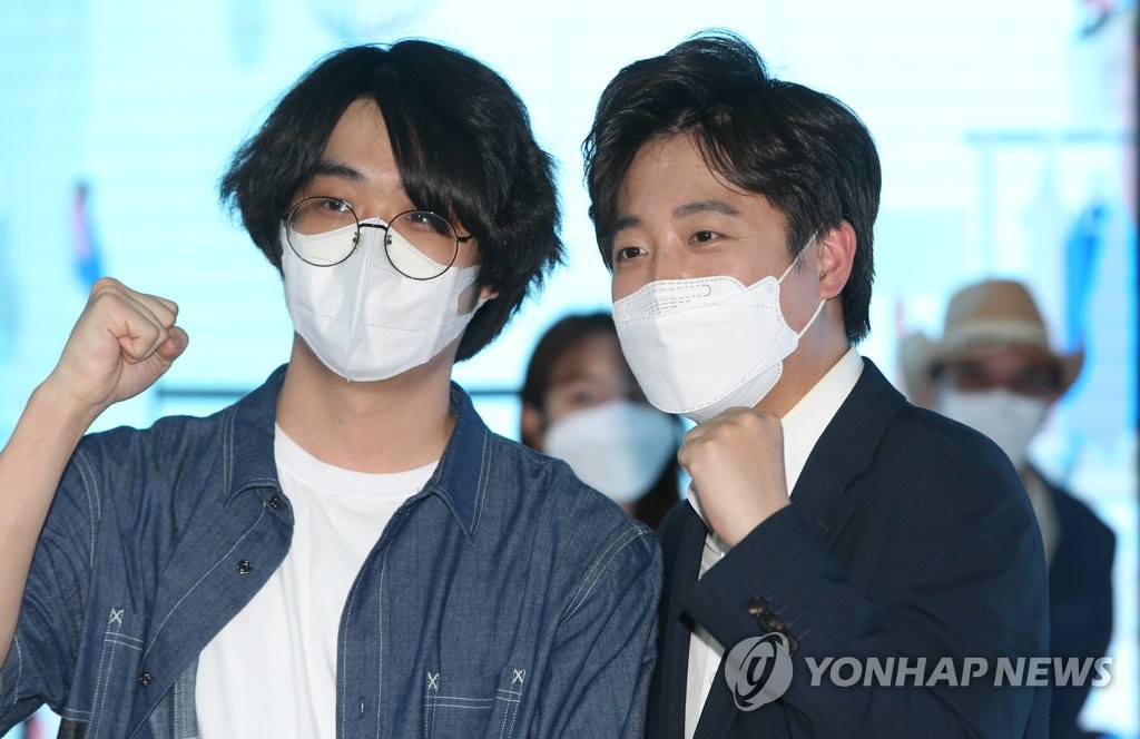부산서 청년만난 이준석 화이팅 포즈