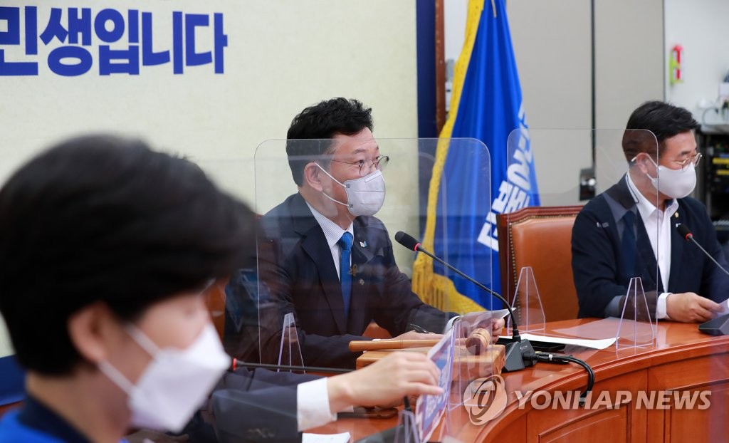 최고위원회의 주재하는 민주당 송영길 대표