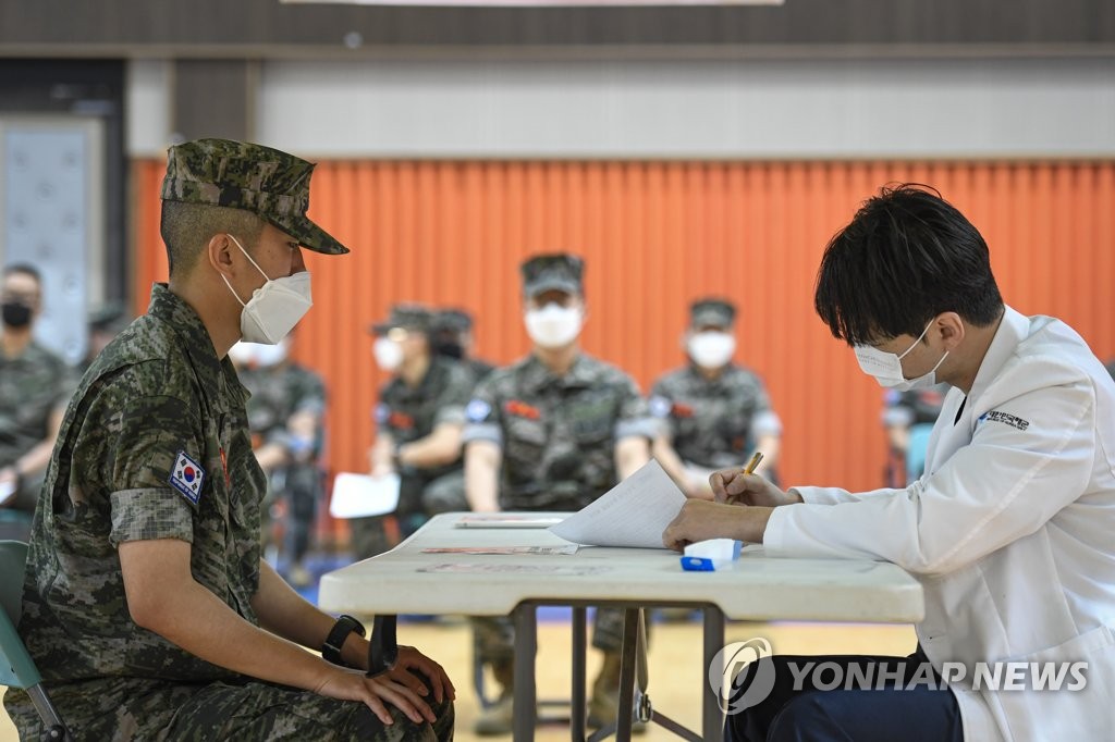 Soldiers undergo COVID-19 vaccinations at the ROK Marine Corps Command on June 7, 2021, when vaccinations for soldiers aged under 30 began, in this photo provided by the defense ministry. (PHOTO NOT FOR SALE) (Yonhap)