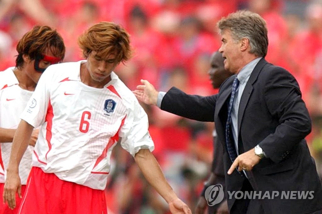 In this file photo from June 22, 2002, Guus Hiddink (R), head coach of the South Korean men's national football team, taps midfielder Yoo Sang-chul on the shoulder during the quarterfinals match against Spain at the FIFA World Cup at Gwangju World Cup Stadium in Gwangju, 330 kilometers south of Seoul. (Yonhap)