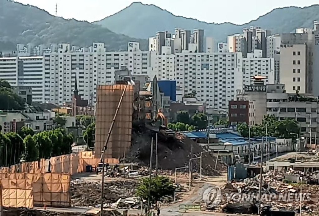붕괴 당일 오전에 촬영한 광주 동구 학동 4구역 재개발사업지 철거건물
