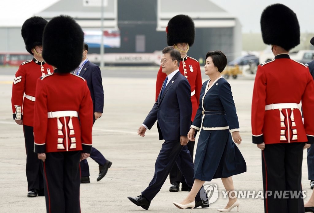 英に到着した文大統領夫妻 英に到着した文大統領夫妻