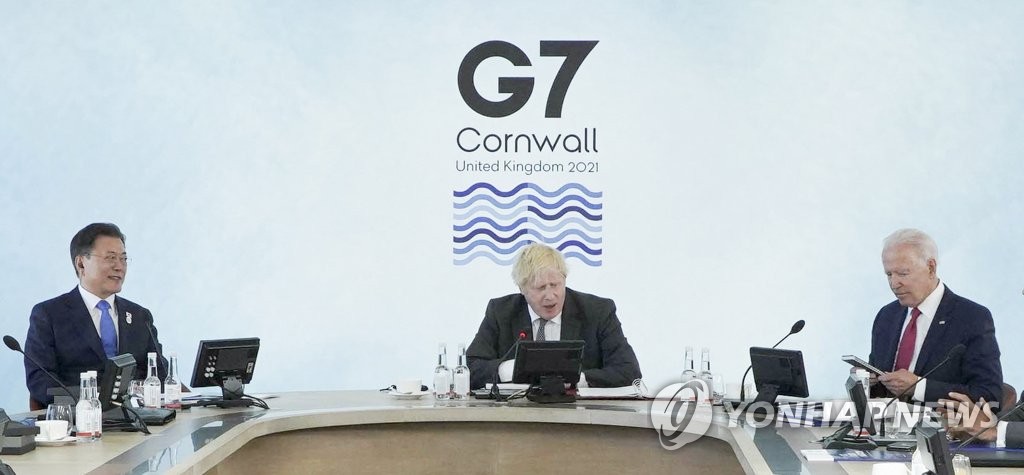 G7 확대회의 참석한 문 대통령과 조 바이든 대통령