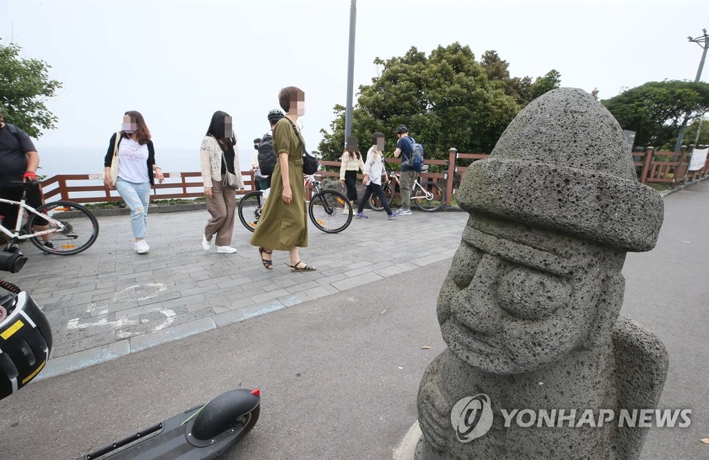 제주 해안 찾은 관광객들